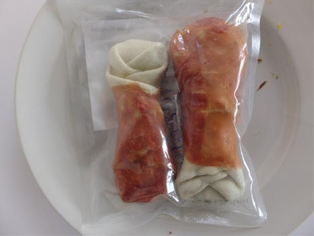 Pamlsok Salač Stehno z byvolej kože obalené kuracím mäsom 2 ks